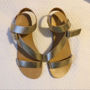 BCBGeneration gold flat sandals like new 7.5